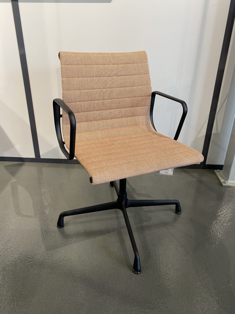 Chaise design IBIS assise coque couleur avec coussin feutre